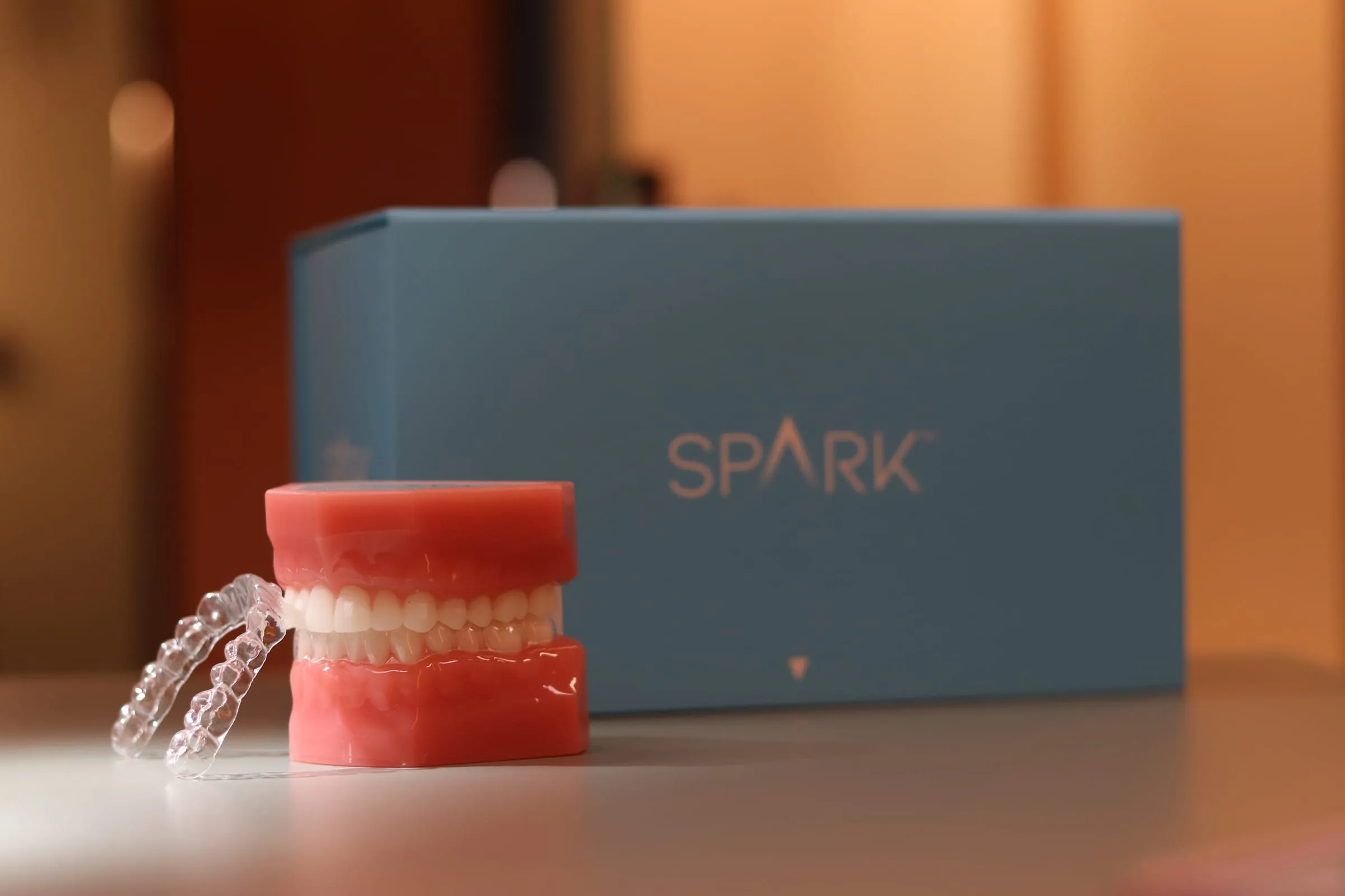 Aligner transparent așezat pe un model dentar, în clinica Cocard