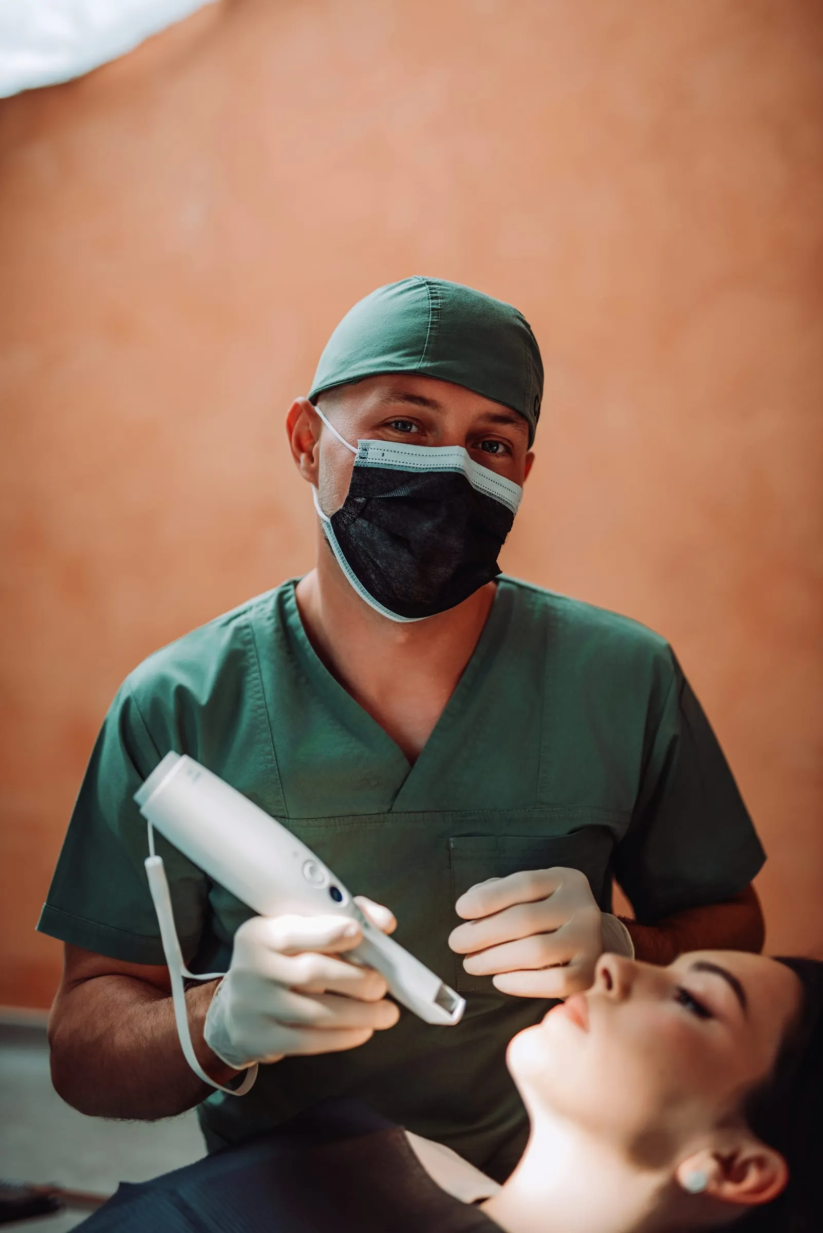 Medic Cocard pregătind scanarea intraorală pentru o amprentă digitală